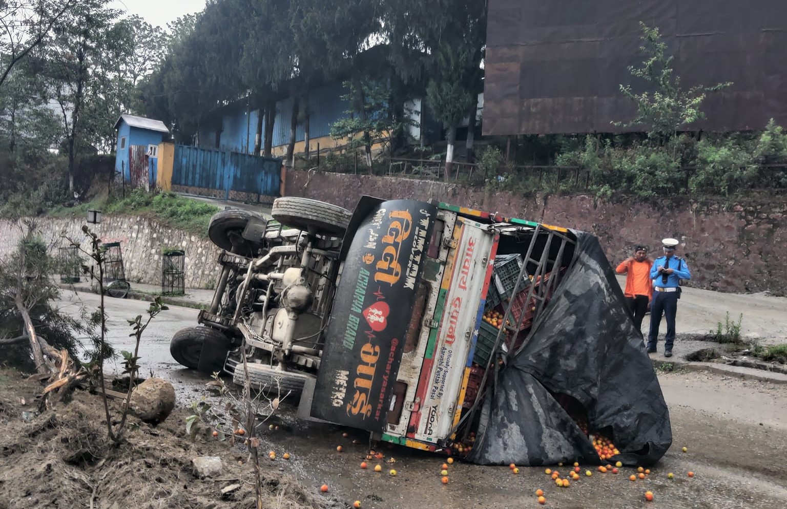 बिहानै दुर्घटनाको खबर: गोलभेंडा बाेकेर धादिङबाट आइरहेको गाडी त्रिभुवन पार्कनजिकै दुर्घटना