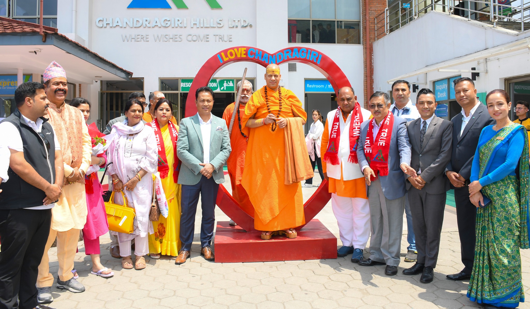 चन्द्रागिरि हिल्समा स्वामी कैलाशानन्दसहितको टोली