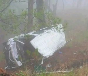 चित्लाङबाट सर्लाही जाँदै गरेकाे विङ्गर भ्यान त्रिभुवन राजपथमा दुर्घटना, ३ जनाको अवस्था गम्भीर