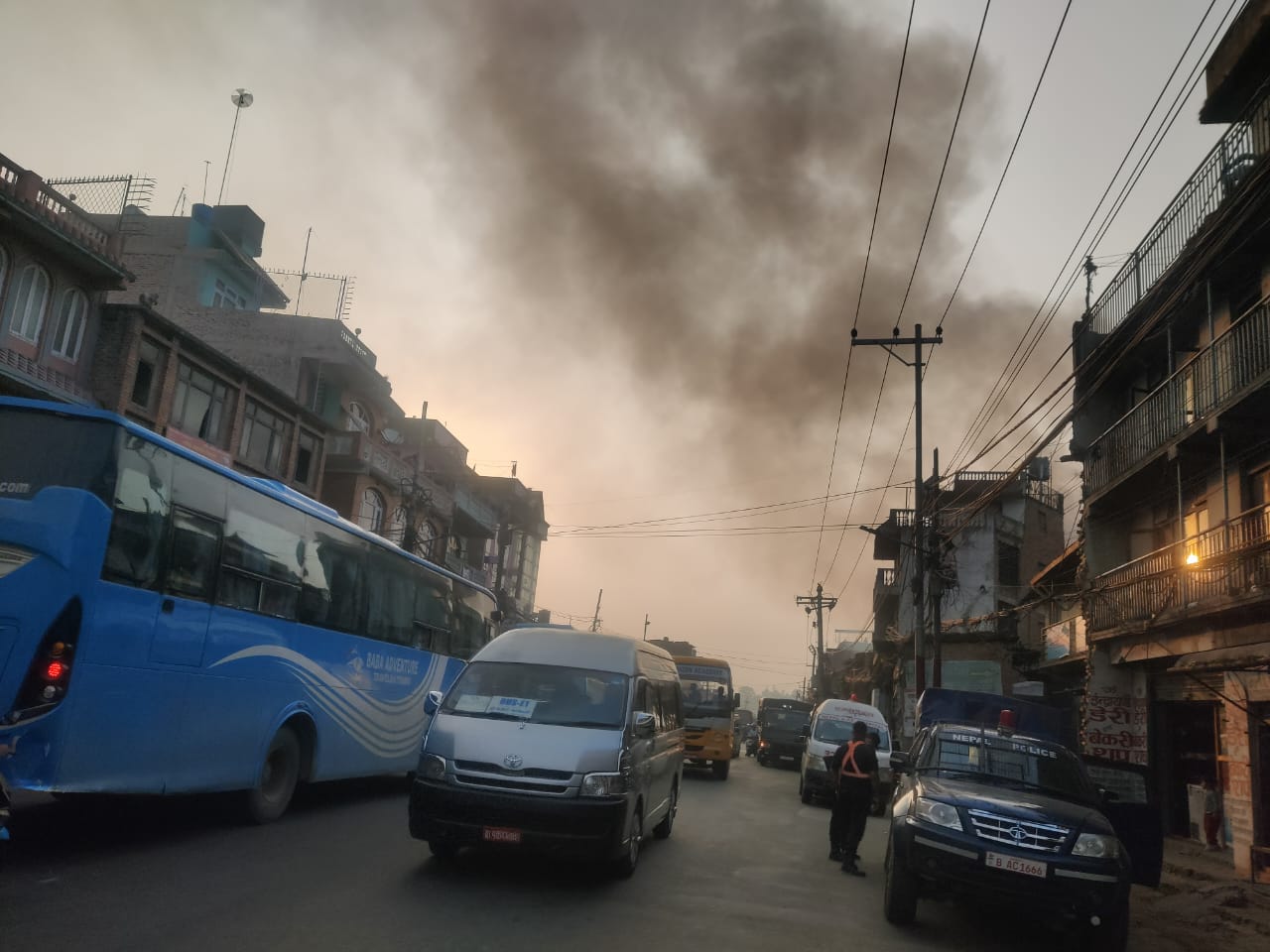 सतुङ्गलस्थित एक कम्प्लेक्समा भीषण आगलागी, सयौं सुरक्षाकर्मी परिचालन, सडकमा सवारीसाधनकाे लाम