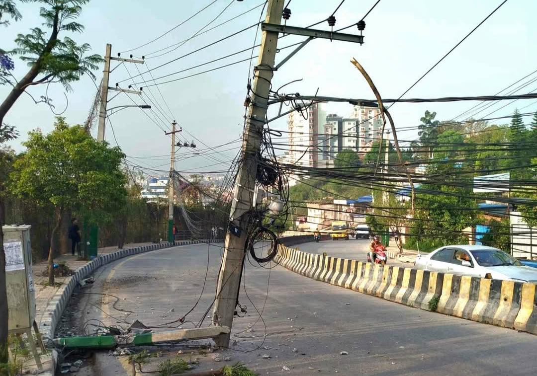 हात्तीवनमा ११ हजार भाेल्टकाे बिजुलीकाे खम्बामा कार ठाेक्किएपछि…