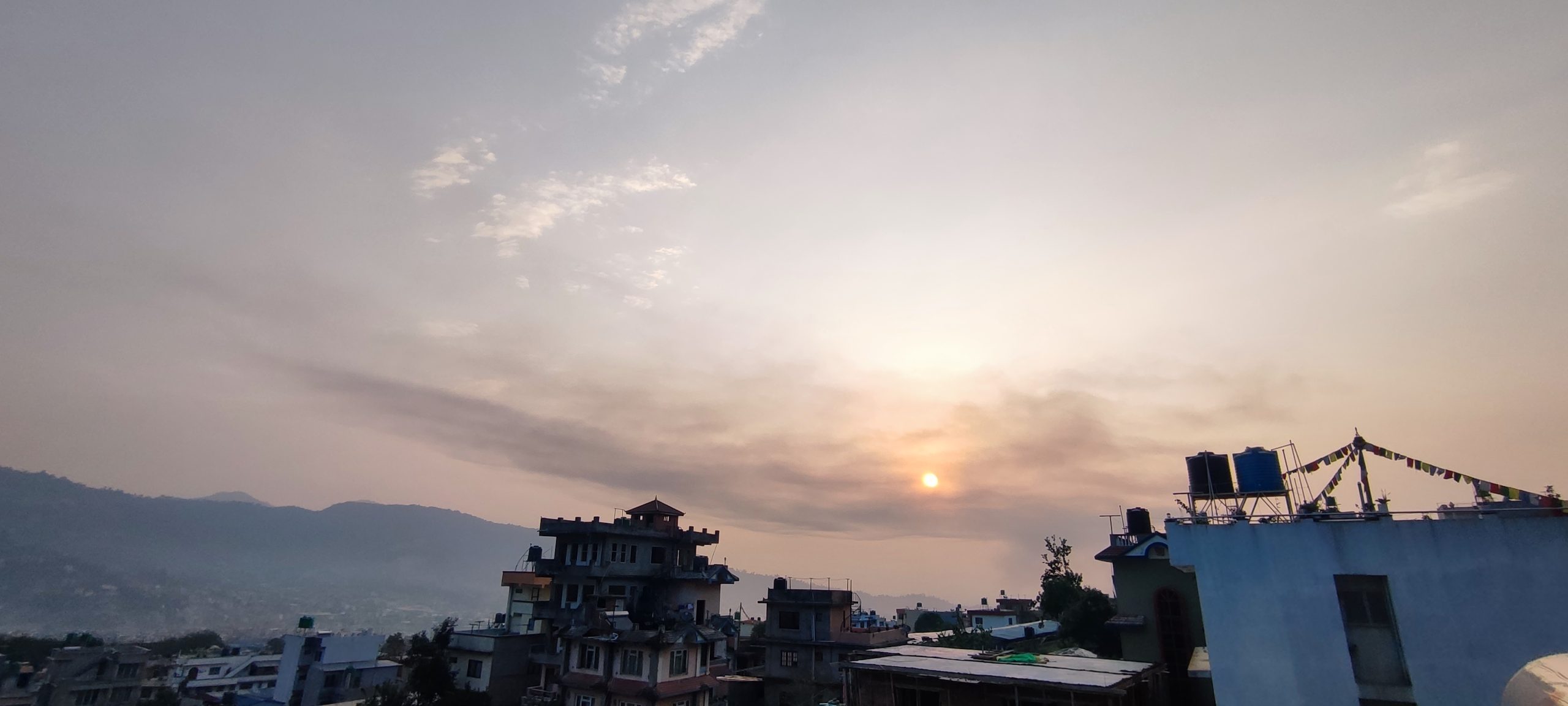 सतुङ्गलचाेकमा भीषण आगलागी, धुँवाले आकाशनै ढाक्याे