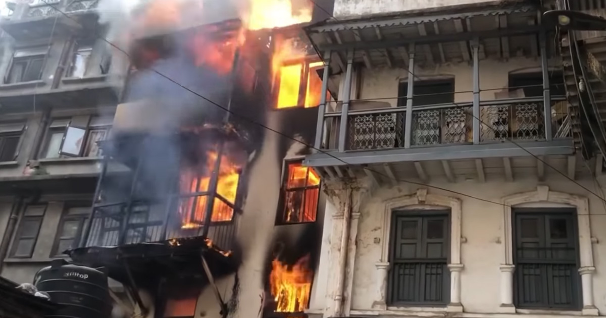 काठमाडाैंको मखन गल्लीस्थित एक घरमा लागेको आगो नियन्त्रणमा, एक जनाको मृत्यु (भिडियो)