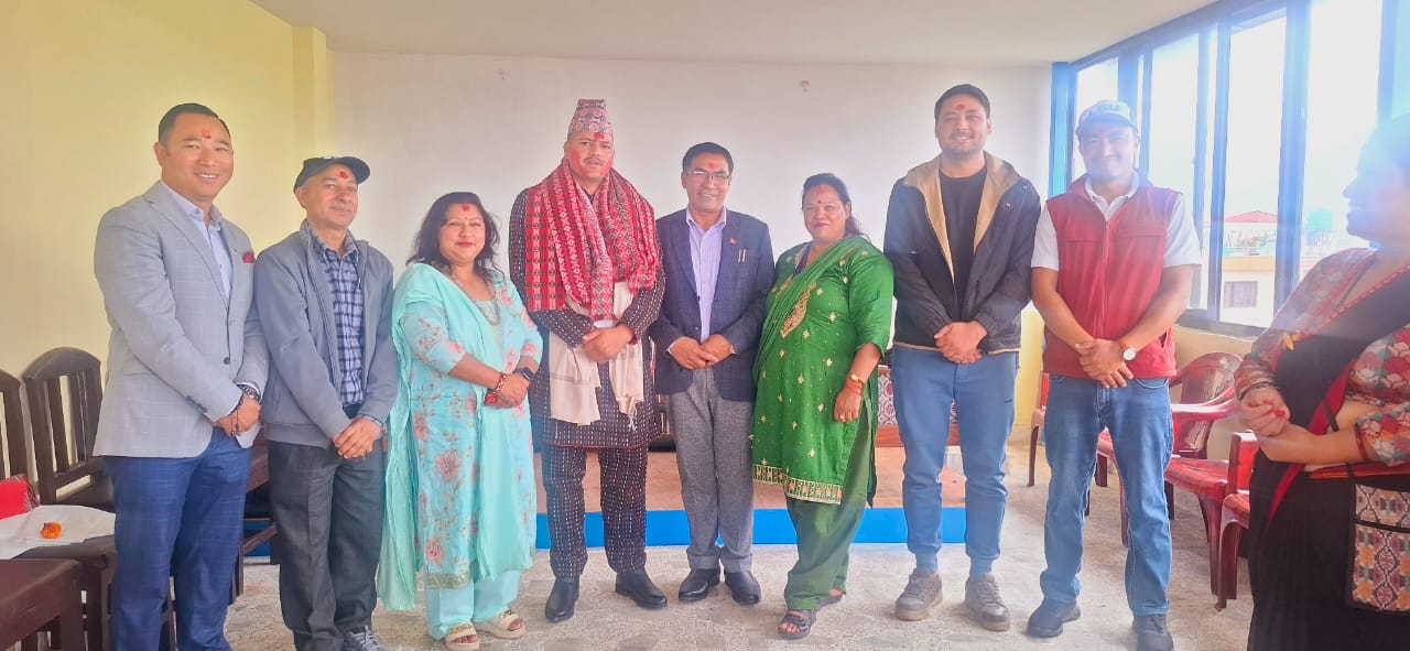 ..अनि बलम्बुबासीले इन्स्पेक्टर आचार्यलाई नेवारी पोसाक लगाइदिएर बिदाइ गरे