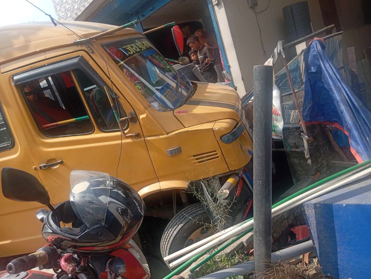 थानकोटमा कारलाई ठक्कर दिएकाे गाडी घरमा ठाेक्कियाे, चालक फरार