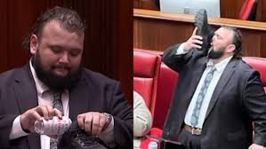 सांसदले संसद बैठकमै जुत्तामा खन्याएर बियर पिएपछि…