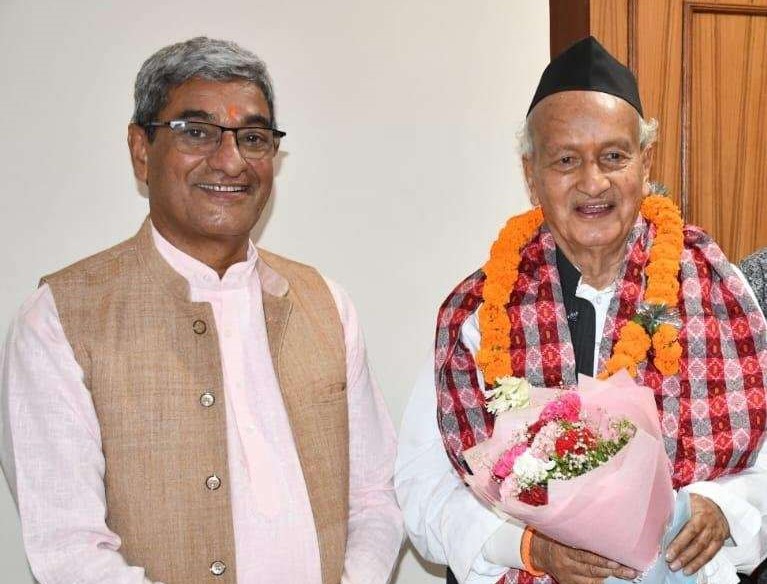 गृहमन्त्री लेखक र भाजपा नेता कोश्यारीबीच भेटवार्ता