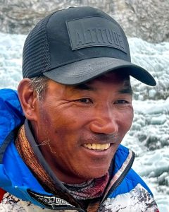 ३१ औं पटक सगरमाथाको शिखरमा कामरिता, भन्छन् -म ६० वर्षको उमेरसम्म शिखरमा जान सक्छु