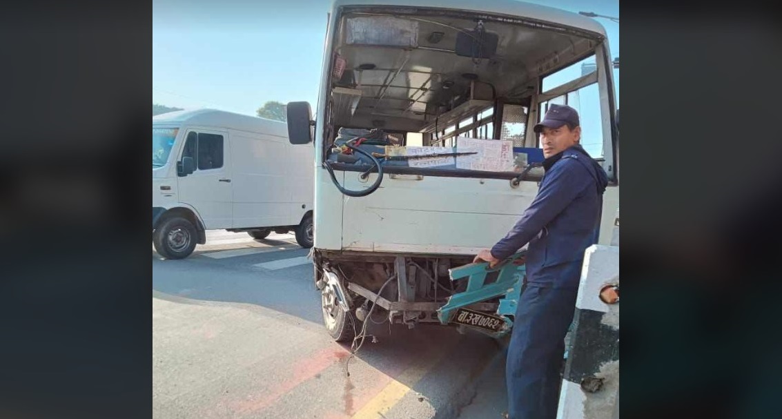 तीनकुनेमा बसले मोटरसाइकल र भ्यानलाई ठक्कर दियो, ललितपुरकी युवतीको मृत्यु, ३ घाइते