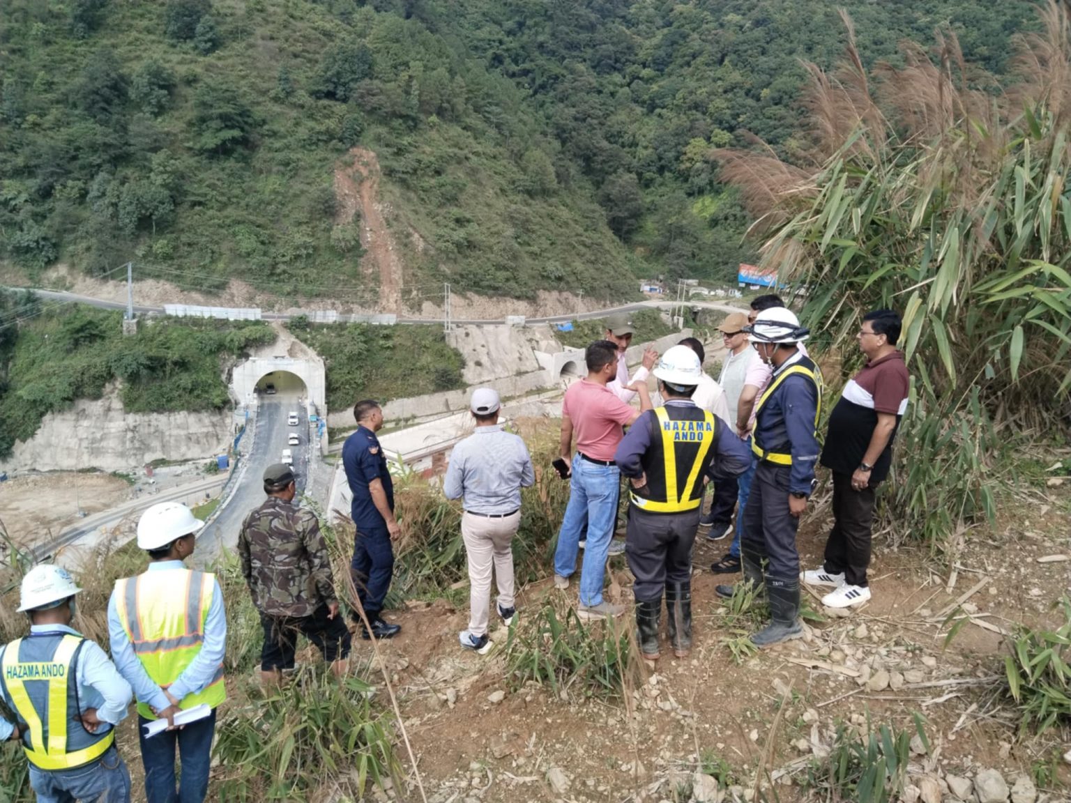 नागढुङ्गा सुरुङ मार्गको प्रवेशद्वारनजिकै अर्को संकट, घरसहित राजमार्ग नै पहिरोमा खस्ने जोखिम