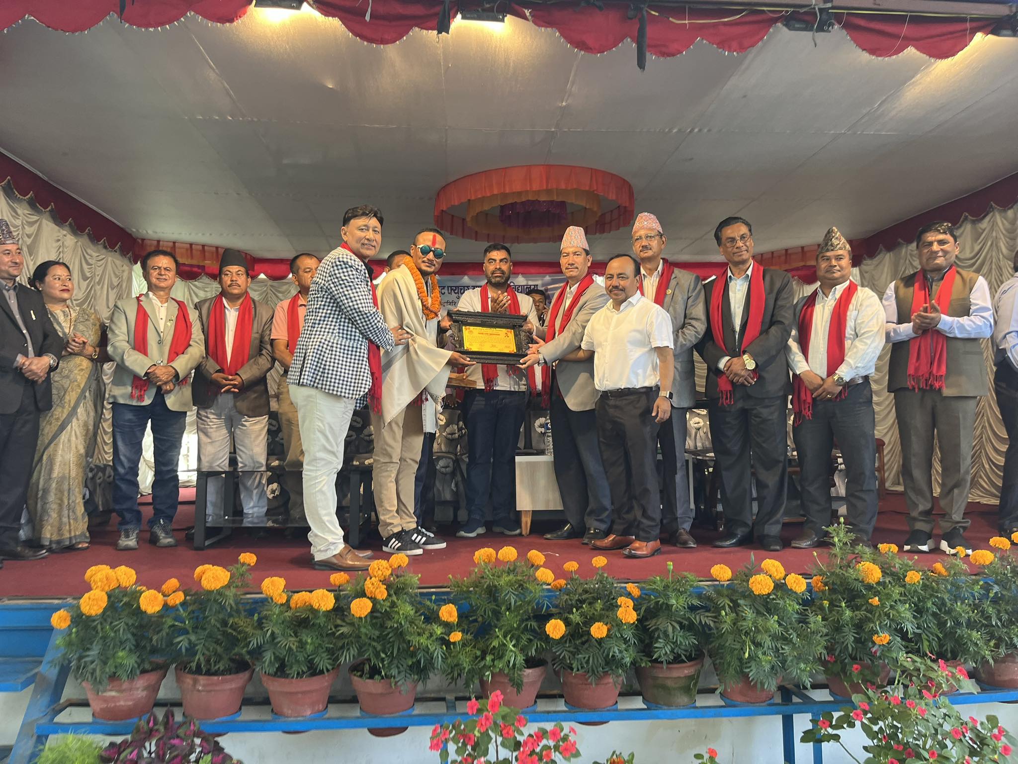 सगरमाथा विजेता विधान ब्राइट फ्यूचरमा सम्मानित, आरोहण अनुभव सुन्न पाउँदा विद्यार्थी दंग