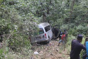 चितवन जाँदै गरेको हायस नागढुङ्गाबाट भीरमा खस्दा २० जना घाइते, २ जनाको अवस्था गम्भीर