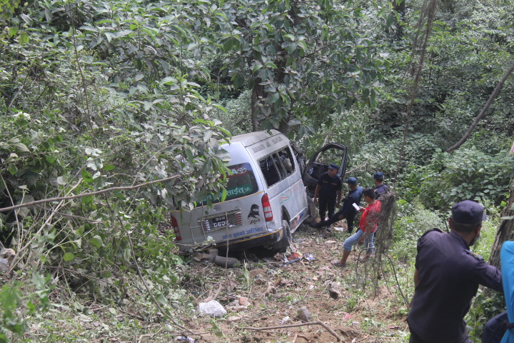 चितवन जाँदै गरेको हायस नागढुङ्गाबाट भीरमा खस्दा २० जना घाइते, २ जनाको अवस्था गम्भीर