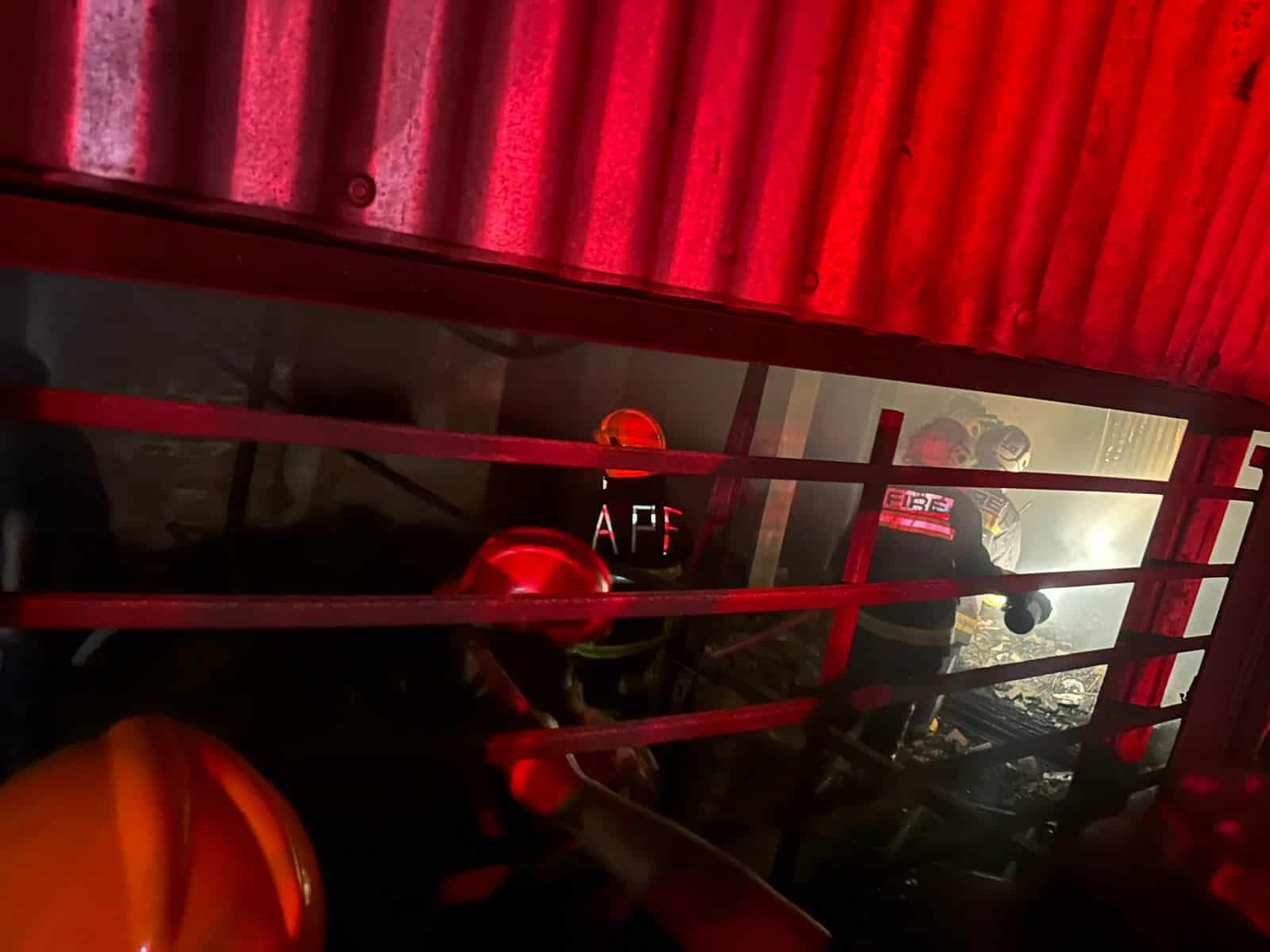 बाफलस्थित एक गोदाममा भीषण आगलागी हुँदा लाखाैं रुपैयाँको क्षति