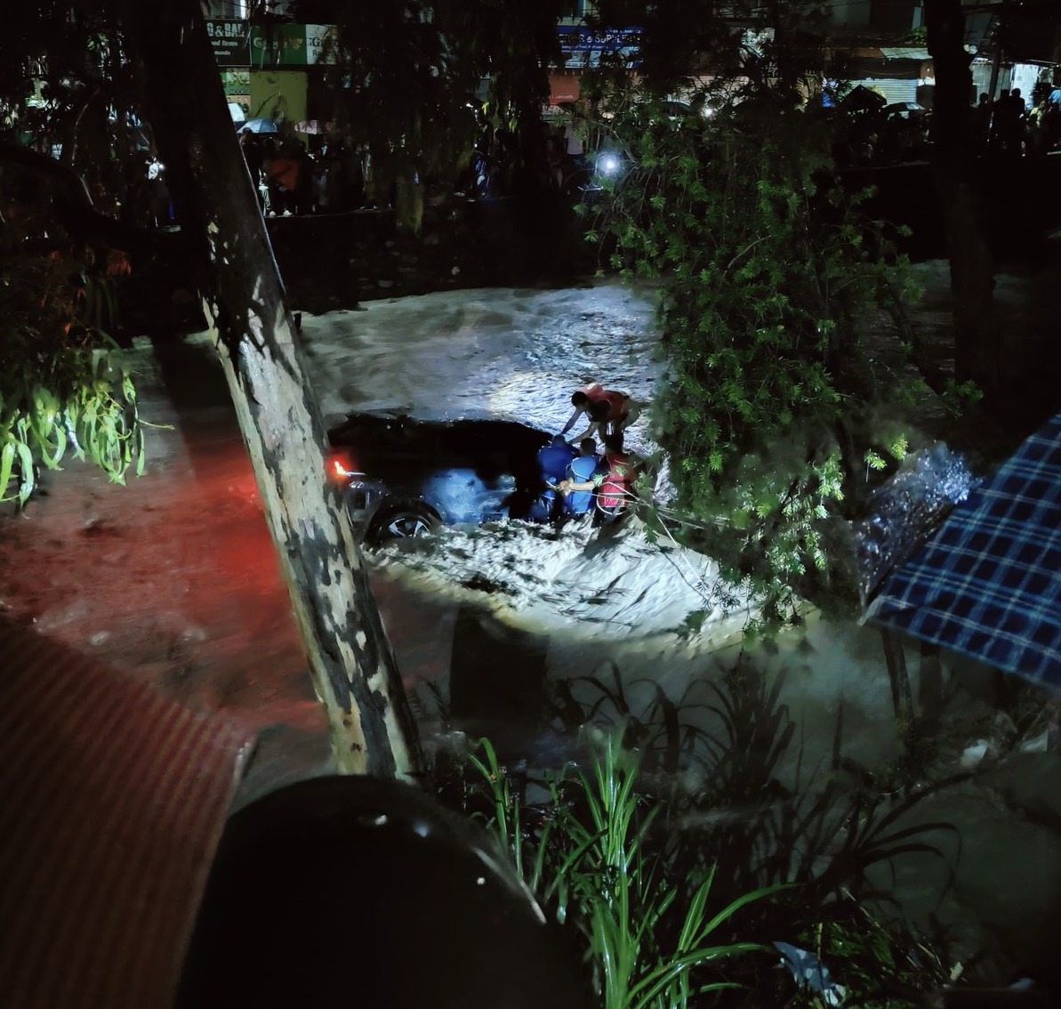 काठमाडौंको विष्णुमति खोलाको बाढीले कार बगायो, महिलाको सकुशल उद्दार