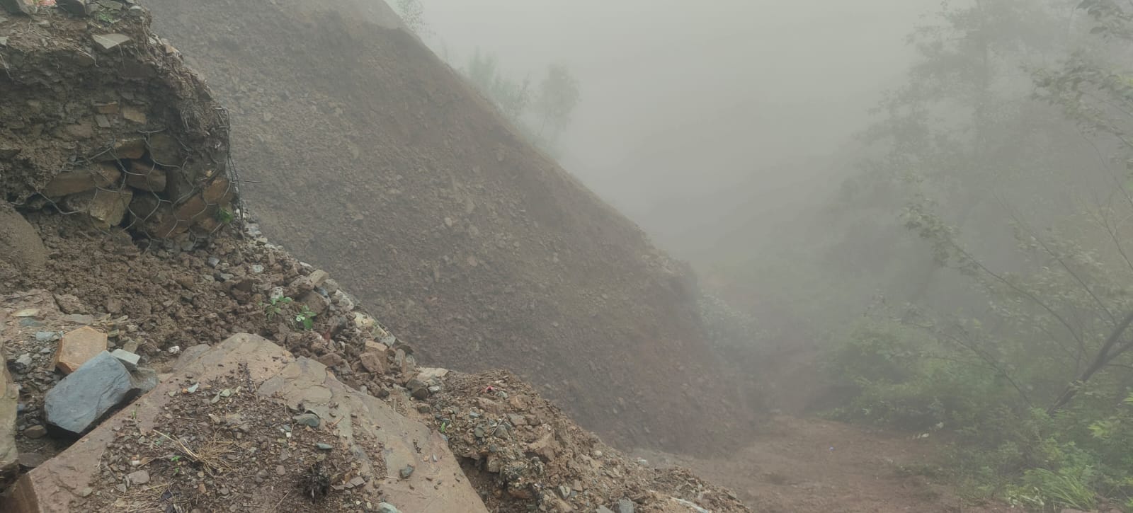 बाँडभञ्ज्याङ-मसिने सडक अवरुद्ध, खुलाउने प्रयास जारी