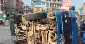 खानेपानी बोकेको मिनीट्रक बीच सडकमा पल्टिँदा मोटरसाइकललाई थिच्यो, चालक फरार