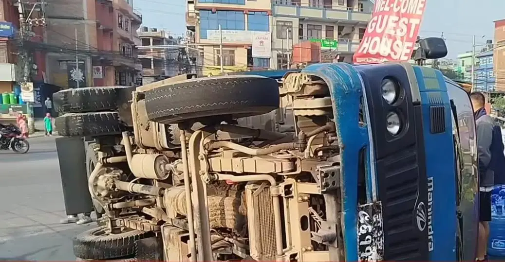 खानेपानी बोकेको मिनीट्रक बीच सडकमा पल्टिँदा मोटरसाइकललाई थिच्यो, चालक फरार