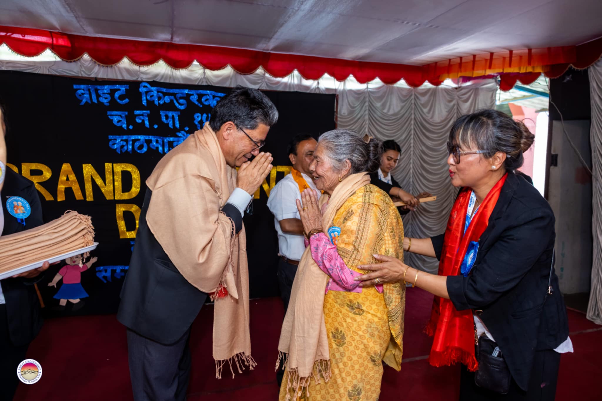 नैकापस्थित ब्राइट किन्डर वर्ल्डद्वारा करिब २ सय जना ‘हजुरबा, हजुरआमा’हरू सम्मानित