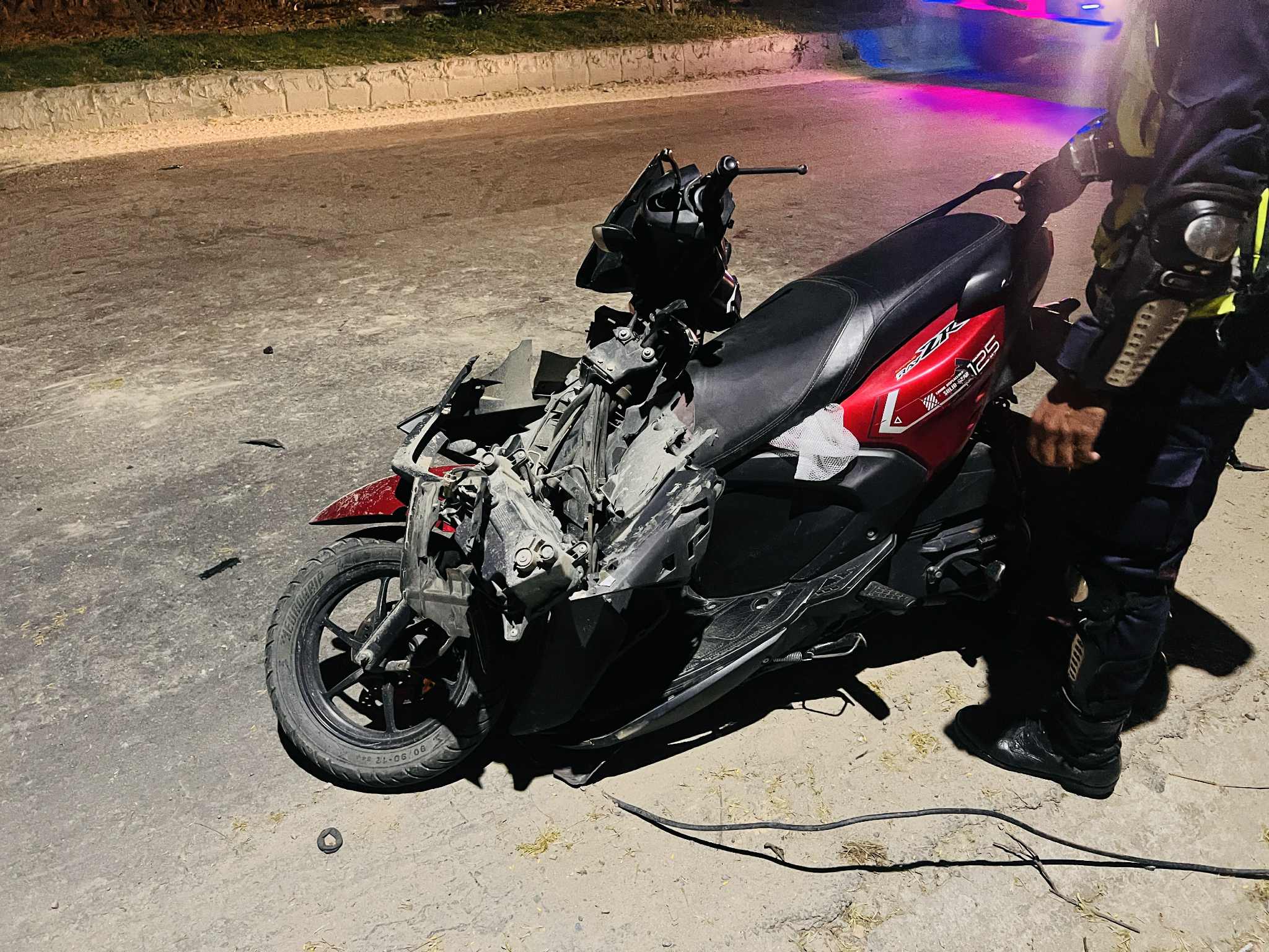 त्रिभुवन पार्क अगाडी रोकि राखेको ट्रकमा स्कुटर ठोक्कियो, चालकको अवस्था गम्भीर