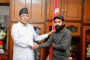 सुर्खेतबाट खाली खुट्टा हिँडेर काठमाडौं आइपुगेका बोहराले प्रचण्डलाई भेटे