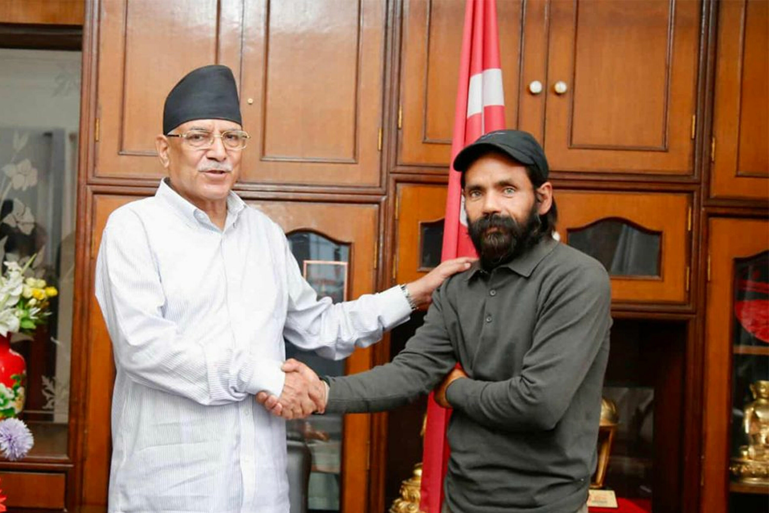 सुर्खेतबाट खाली खुट्टा हिँडेर काठमाडौं आइपुगेका बोहराले प्रचण्डलाई भेटे