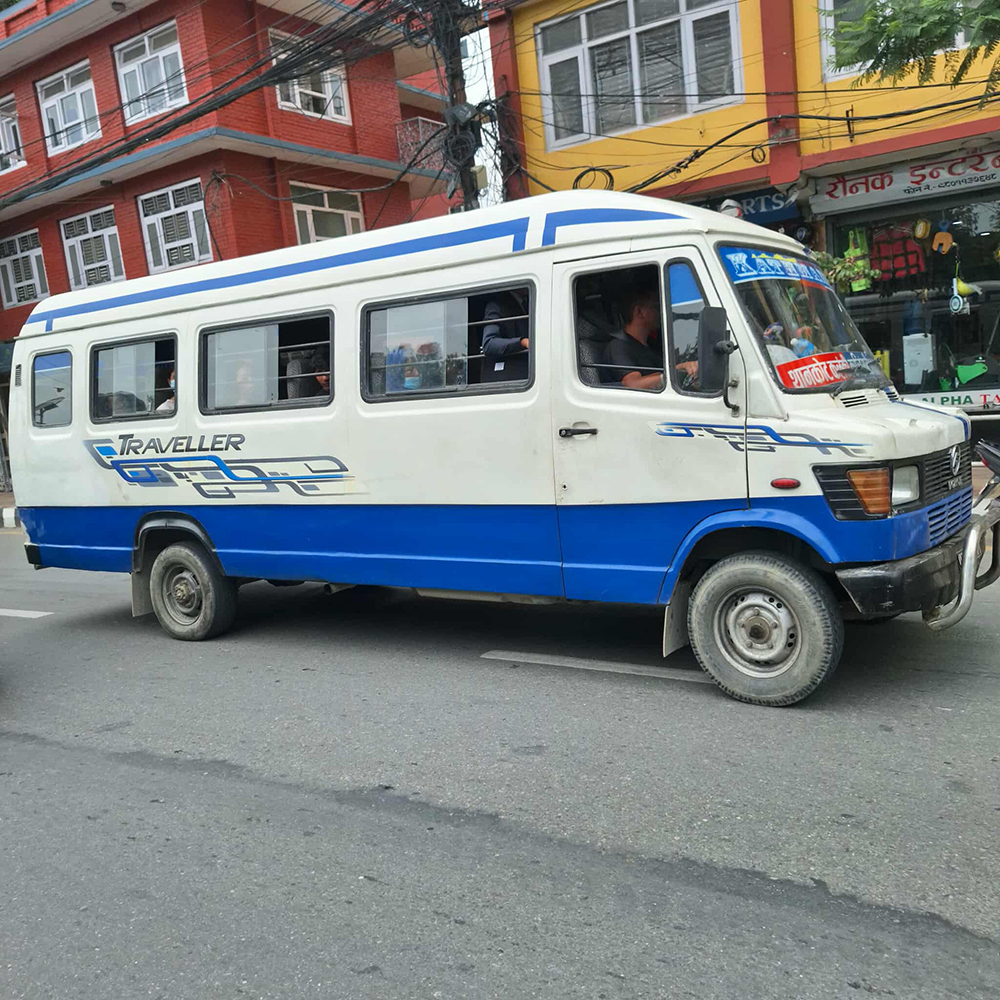 हड्तालको अवज्ञा गर्दै सडकमा निस्किन थाले गाडी, थानकोट-काठमाडाैं रुटमा गुड्न थाले गाडी