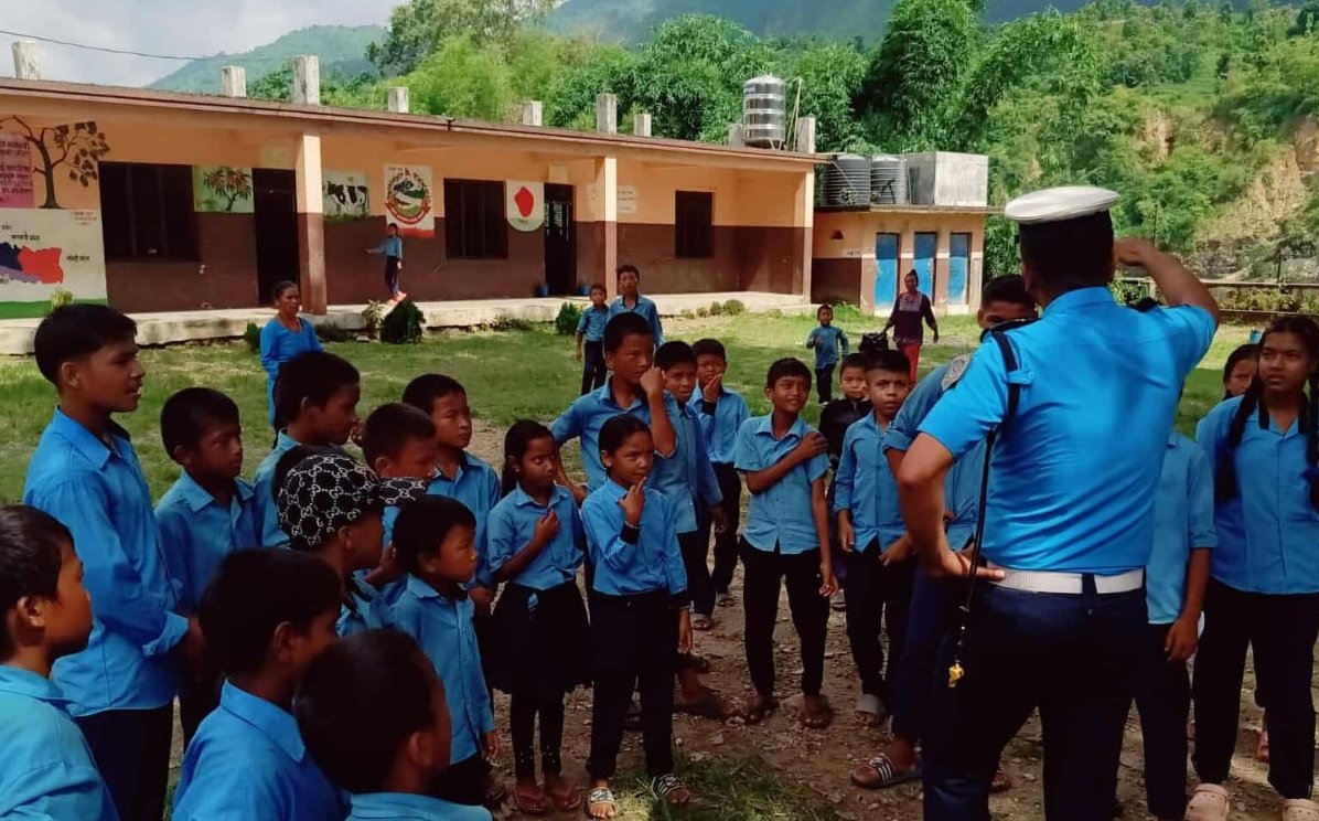 त्रिशूली नदीको तटीय क्षेत्रमा सतर्क रहन ट्राफिक प्रहरीको आग्रह