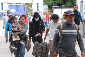 केरुङमा अड्किएका दुई सय जना नेपाली नागरिक तातोपानी नाका हुँदै स्वदेश फिर्ता