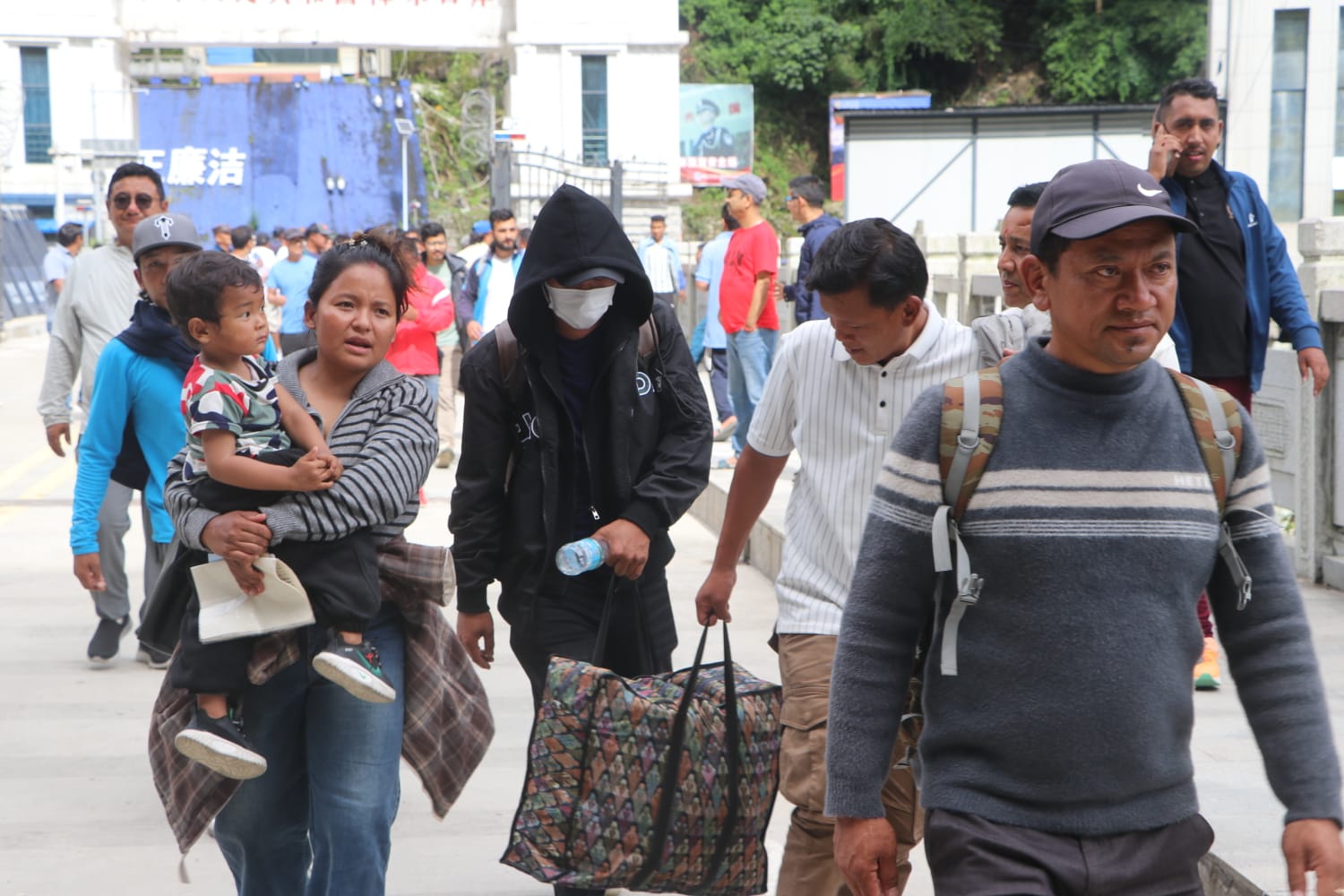 केरुङमा अड्किएका दुई सय जना नेपाली नागरिक तातोपानी नाका हुँदै स्वदेश फिर्ता