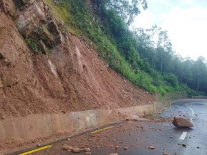 भारी वर्षापछि थानकोट-चन्द्रागिरि भन्ज्याङ सडकमा पहिरो, चन्द्रागिरिका अन्य स्थानमा के भयो ?