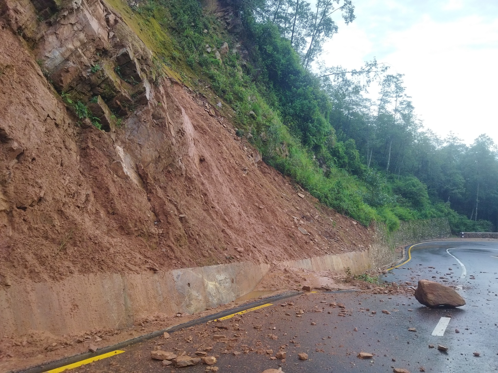 भारी वर्षापछि थानकोट-चन्द्रागिरि भन्ज्याङ सडकमा पहिरो, चन्द्रागिरिका अन्य स्थानमा के भयो ?