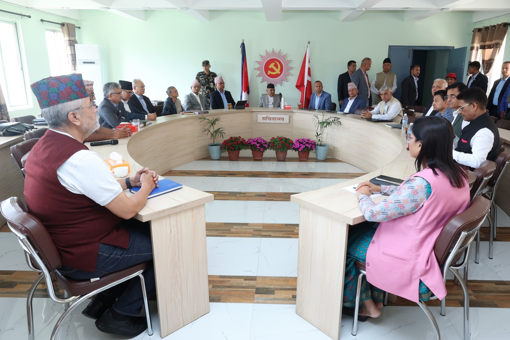 नेकपा एमाले सचिवालय बैठकमा ११ पदाधिकारी राख्ने प्रस्ताव