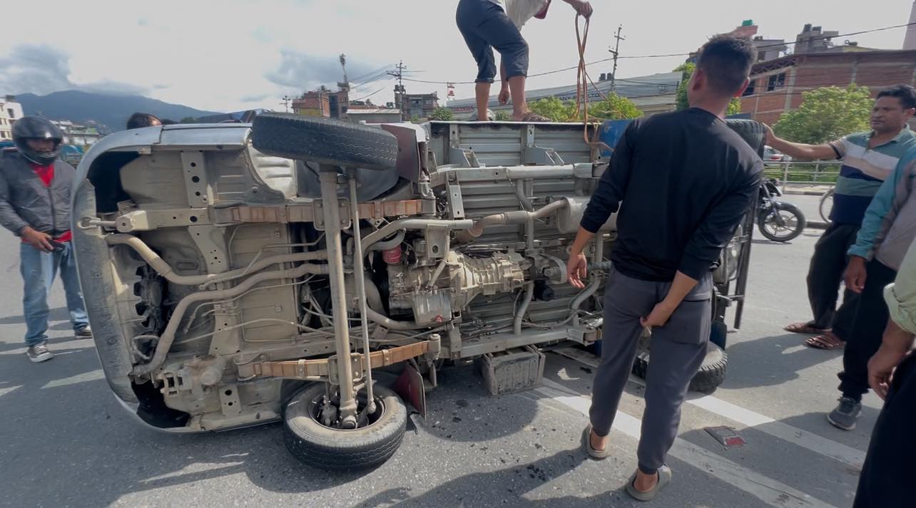 सानेपामा बीच सडकमै गाडी पल्टियाे