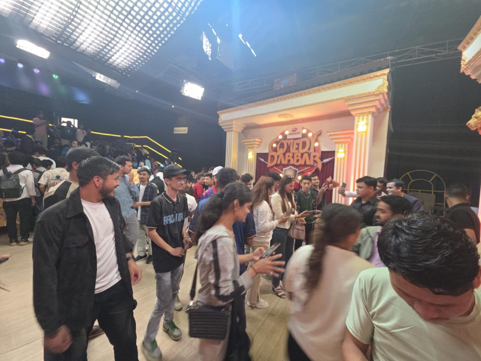 सतुङ्गलका किशोर मोबाइल अफ गरेर ‘कमेडी दरबार’ सुटिङस्थल पुगे, परिवारलाई दिनभर तनाव !