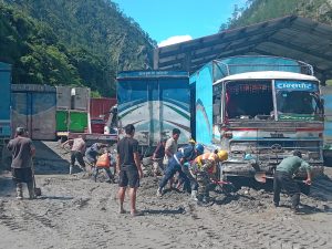 रसुवागढीमा बाढीपछि व्यवस्थापनमा तिव्रता (फाेटाे फिचर)