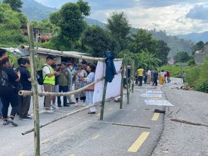 निजी जग्गा मिचेर पिच गरिएको भन्दै धार्केमा सडकमै किला गाडेर लगाइयो तारबार