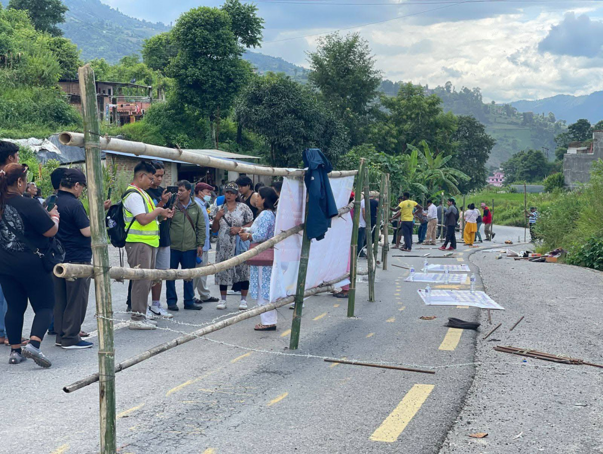 निजी जग्गा मिचेर पिच गरिएको भन्दै धार्केमा सडकमै किला गाडेर लगाइयो तारबार