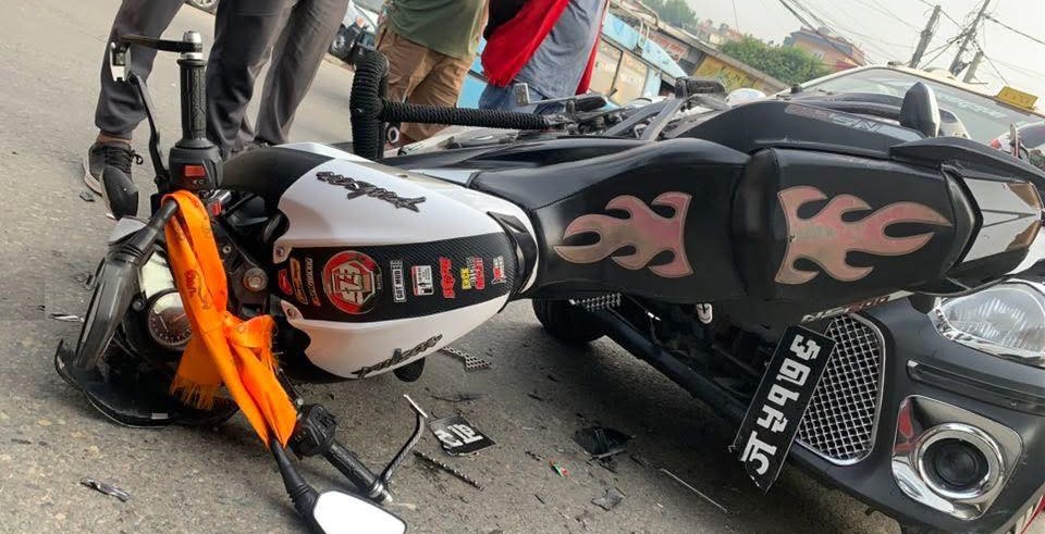 नैकाप उकालोमा ट्याक्सीले मोटरसाइकललाई ठक्कर दियो