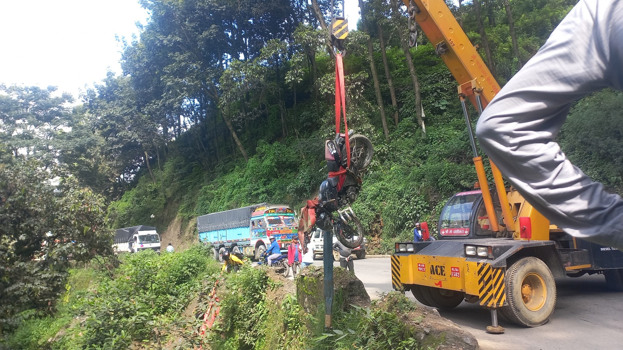 नागढुङ्गामा मोटरसाइकल सडकबाट भीरमा खस्यो