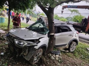 कार अनियन्त्रित भई रुखमा ठोक्किँदा उदयीमान चिकित्सकले ज्यान गुमाए