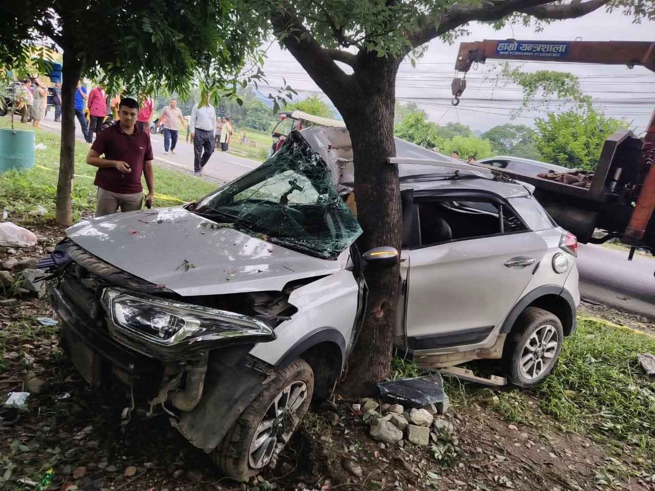 कार अनियन्त्रित भई रुखमा ठोक्किँदा उदयीमान चिकित्सकले ज्यान गुमाए