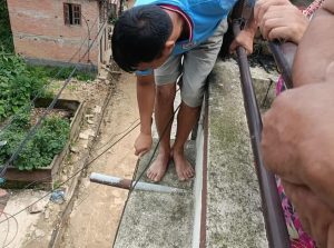 छतको पानी सिधै सडकमा खस्न थालेपछि घर-घर पुग्दै चन्द्रागिरि-५ का जनप्रतिनिधि