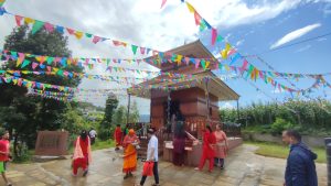 चन्द्रागिरि लगायत देशैभरका श्रीकृष्ण मन्दिरमा बिहानैदेखि भक्तजनको घुइँचो