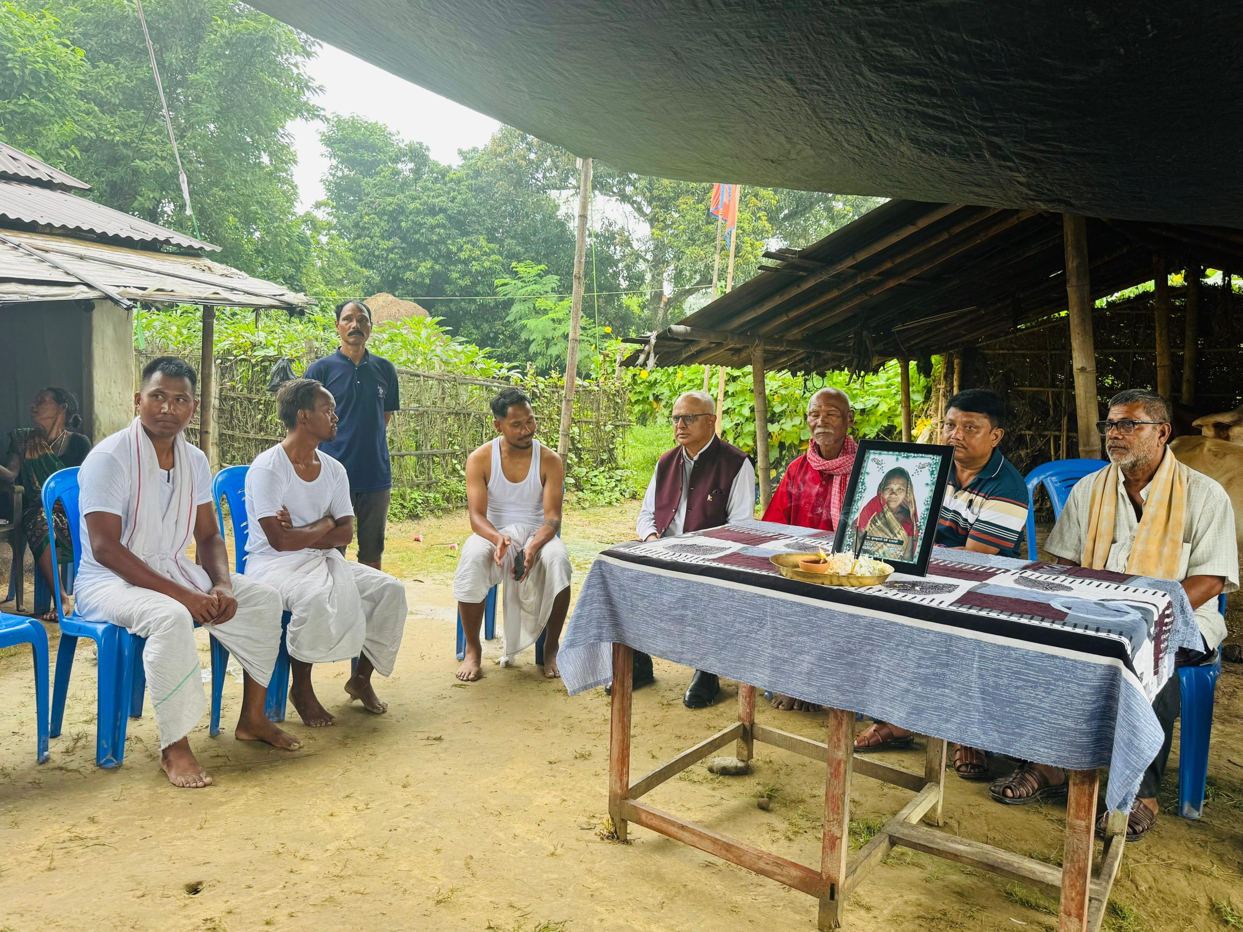 मातृशोकमा रहेका क्रिकेटर ललित राजवंशीलाई भेट्‌न घरमै पुगे कोशी प्रदेशका मुख्यमन्त्री कार्की