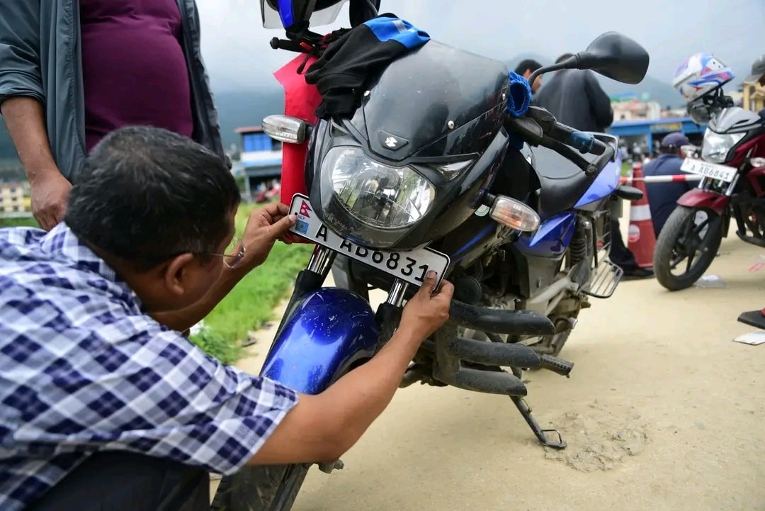 नेपाली भाषामै इम्बोस्ड नम्बर प्लेट राख्ने व्यवस्था गर्न आग्रह