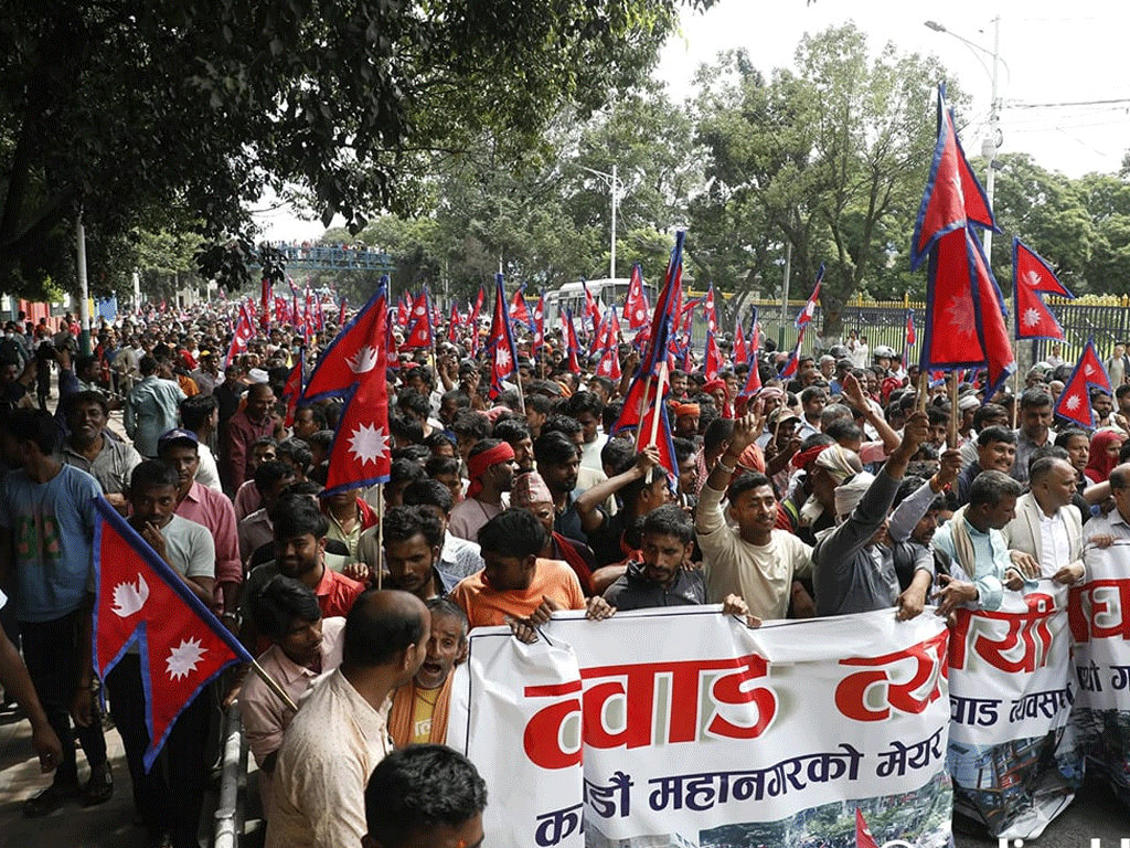 काठमाडौँ महानगरविरुद्ध कवाड व्यवसायीहरूले गरे प्रदर्शन