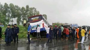 सुनसरीमा बस र माइक्रो बस आपसमा ठोक्किँदा ३ जनाको मृत्यु, १५ जना घाइते
