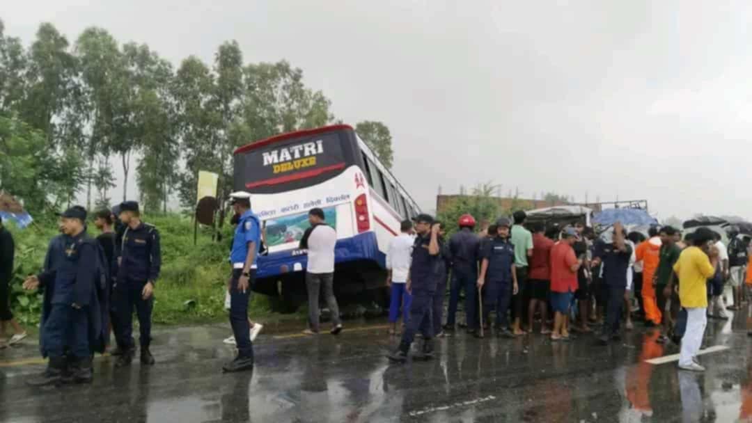 सुनसरीमा बस र माइक्रो बस आपसमा ठोक्किँदा ३ जनाको मृत्यु, १५ जना घाइते