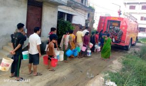 धारा सुकेपछि दमकलबाट पानी वितरण गर्दै चन्द्रपुर नगरपालिका